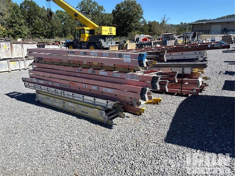 Quantity of (24) Ladder Lestve in ploščadi