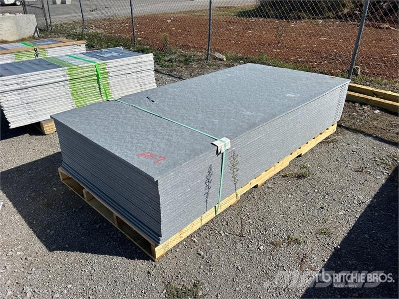  Quantity of (25) 4' x 8' LDPE 18mm Plastic Sheets  その他部品