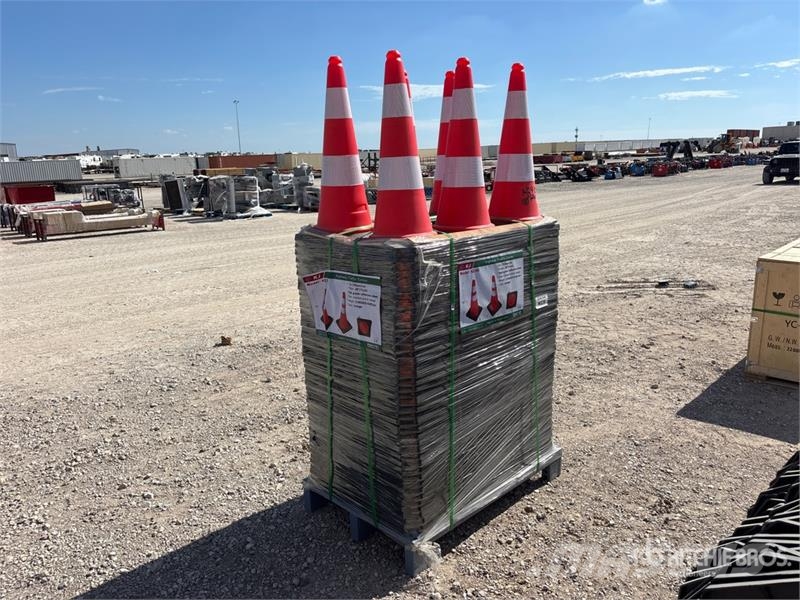  Quantity of (250)  KJ K2250 28 in Traffic Cones (U vamzdžių klotuvų buldozeriai