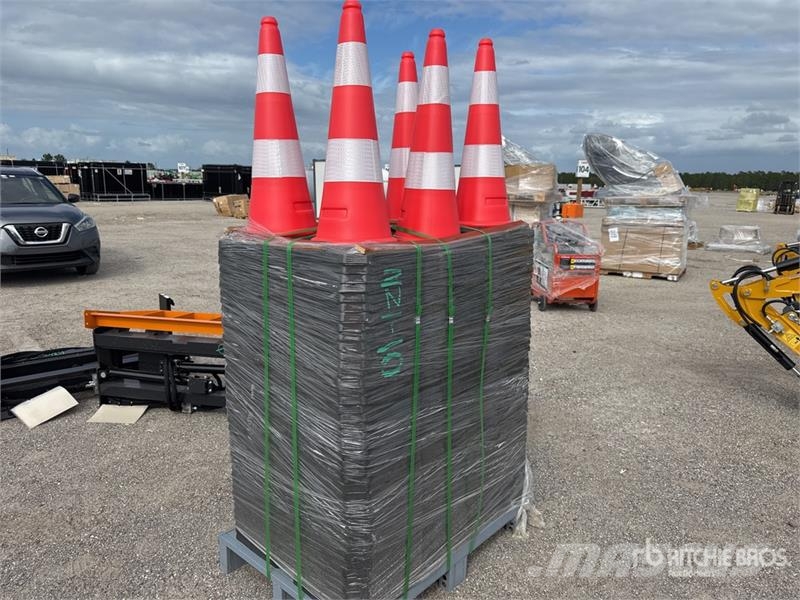  Quantity of (250)  KJ K2250 Traffic Cones (Unused) Buldožerji za polaganje cevi