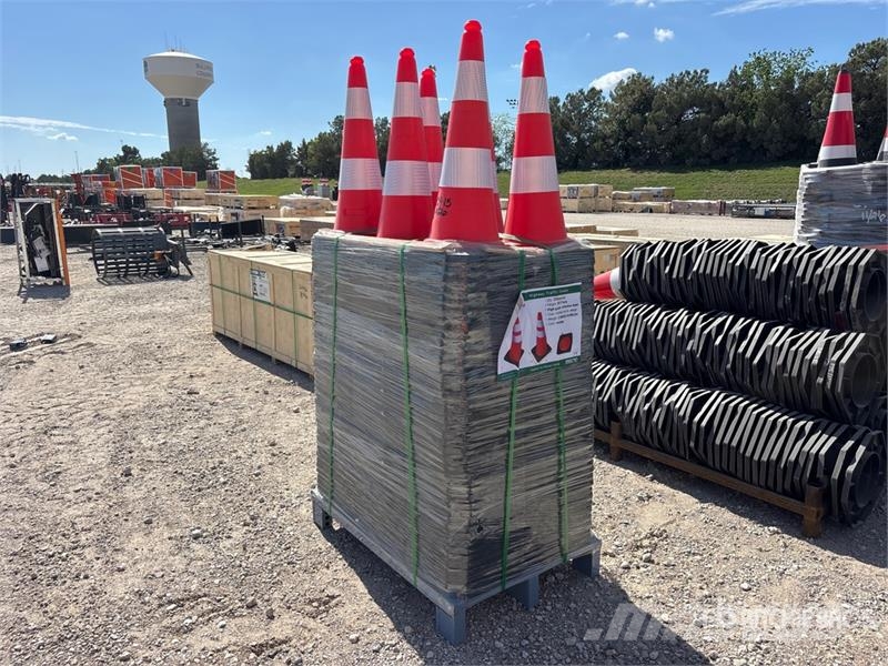  Quantity of (250)  KJ K2250 28 in Traffic Cones (U vamzdžių klotuvų buldozeriai