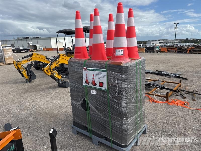  Quantity of (250)  KJ K2250 Traffic Cones (Unused) Buldožerji za polaganje cevi