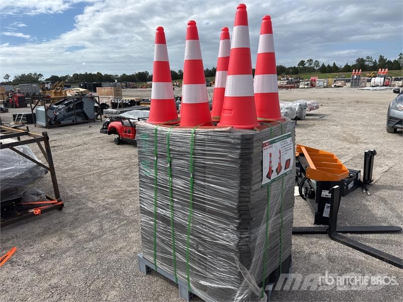  Quantity of (250)  KJ K2250 Traffic Cones (Unused) Buldožerji za polaganje cevi