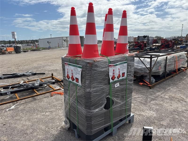 Quantity of (250)  KJ K2250 Traffic Cones (Unused) Buldožerji za polaganje cevi