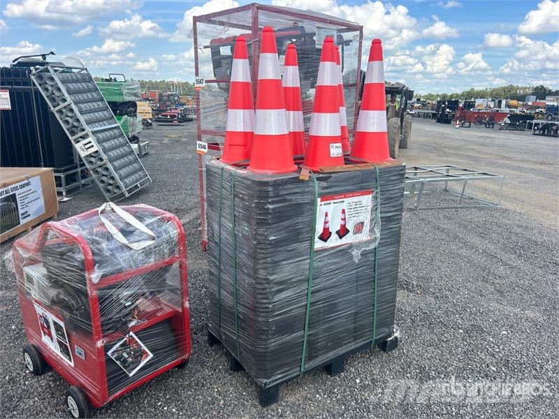 Quantity of (250) MTO A2250 Traffic Cones (Unused vamzdžių klotuvų buldozeriai