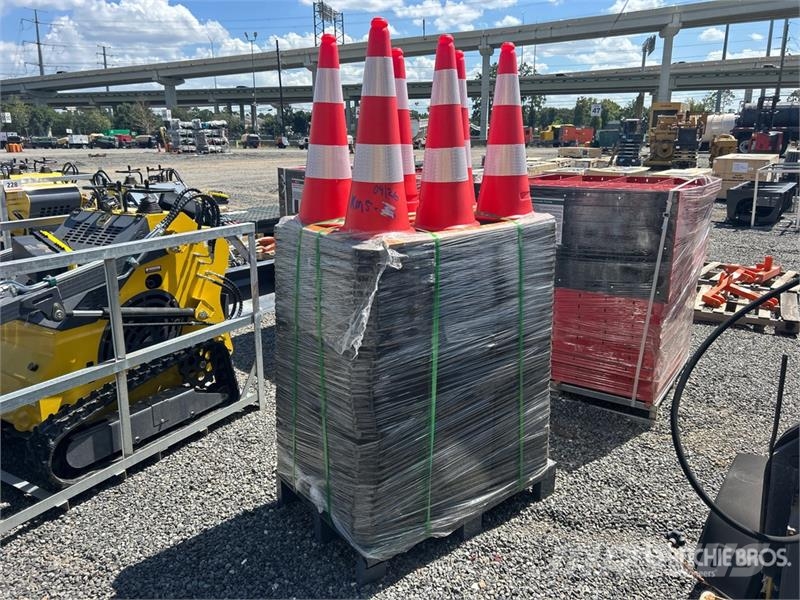 Quantity of (250) MTO A2250 Traffic Cones (Unused Polovni buldožeri za polaganje cevi