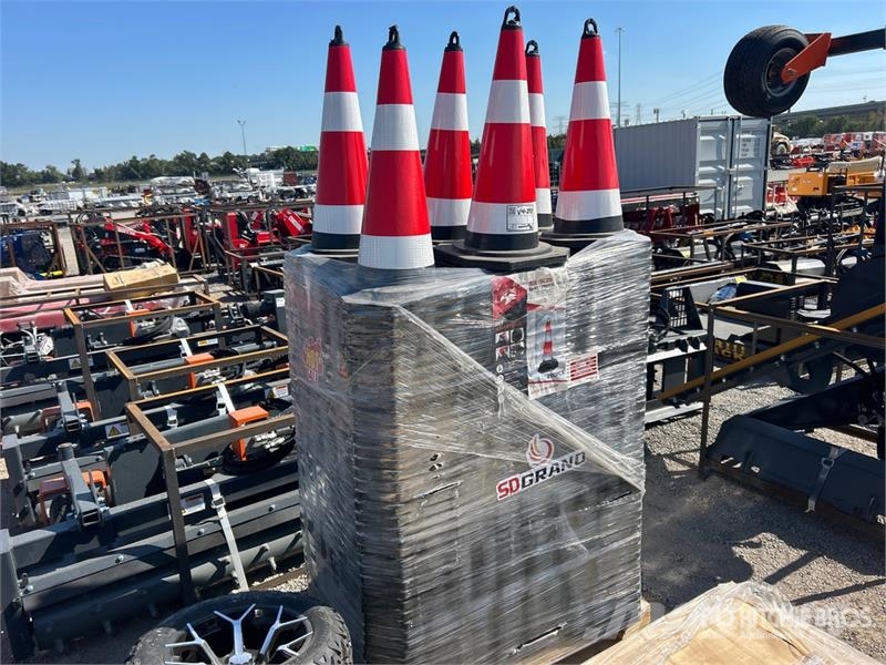  Quantity of (250)  SDGRAND SDLTc250 Traffic Cones  Pipelayer dozers