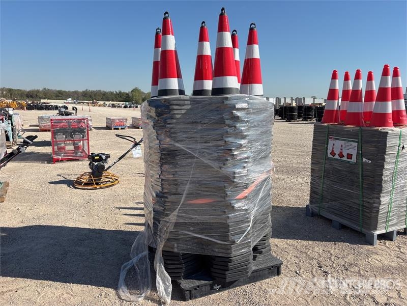  Quantity of (250)  TSC 28 in Traffic Cones (Unused Buldózers tiendetubos