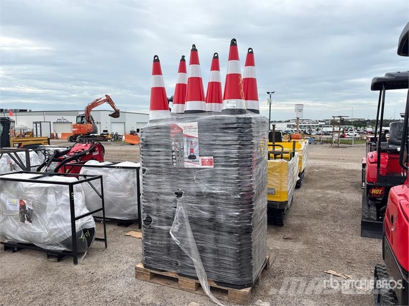 Quantity of (250) TSC 28 in Traffic Cones (Unused Тръбополагащи булдозери