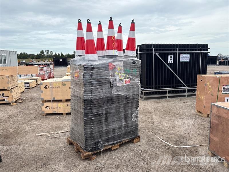 Quantity of (250) TSC 28 in Traffic Cones (Unused Тръбополагащи булдозери