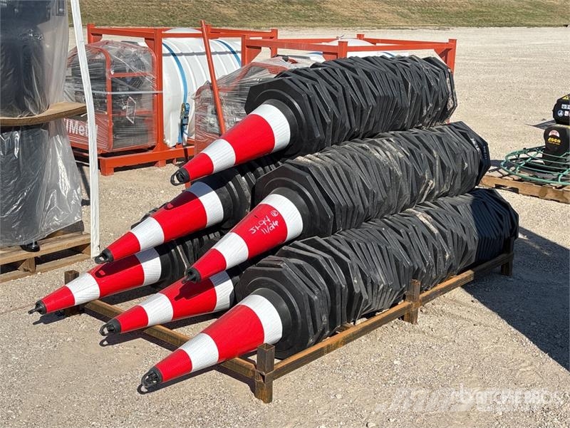  Quantity of (250)  TSC 28 in Traffic Cones (Unused Buldózers tiendetubos