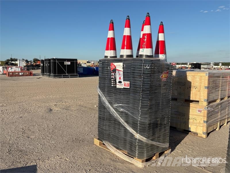 Quantity of (250) TSC 28 in Traffic Cones (Unused Pijpenleggers