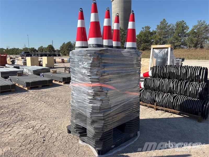  Quantity of (250)  TSC 28 in Traffic Cones (Unused Buldózers tiendetubos