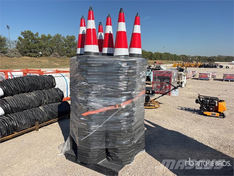  Quantity of (250)  TSC 28 in Traffic Cones (Unused Buldózers tiendetubos
