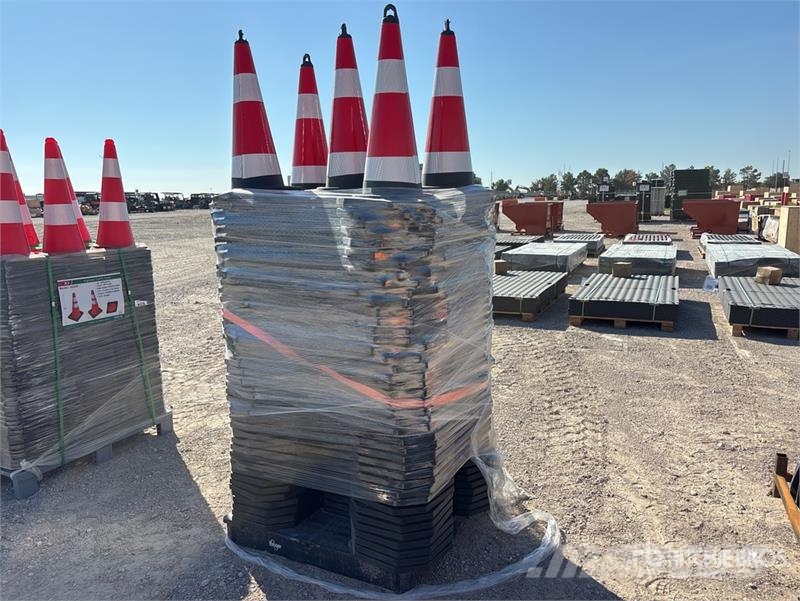  Quantity of (250)  TSC 28 in Traffic Cones (Unused Buldózers tiendetubos
