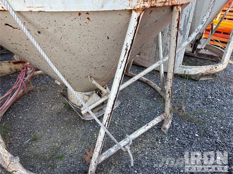Quantity of (3) 1 cyd Concrete Bucket Attachment 其他