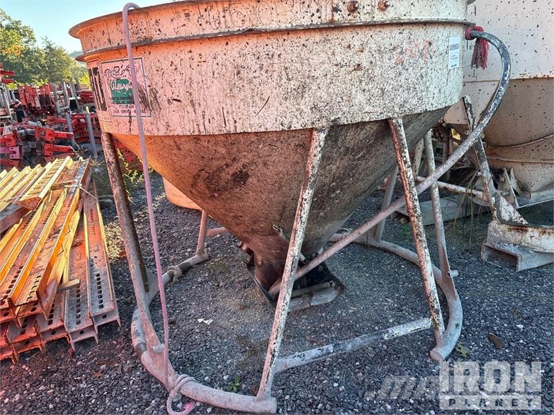 Quantity of (3) 1 cyd Concrete Bucket Attachment 其他