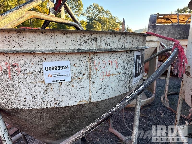 Quantity of (3) 1 cyd Concrete Bucket Attachment 其他