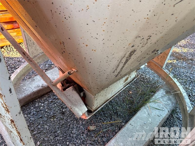 Quantity of (3) 1 cyd Concrete Bucket Attachment 其他