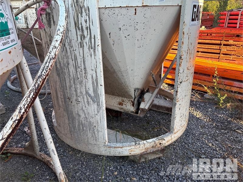 Quantity of (3) 1 cyd Concrete Bucket Attachment 其他