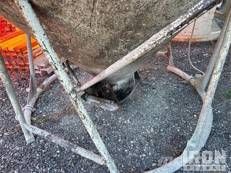 Quantity of (3) 1 cyd Concrete Bucket Attachment 其他