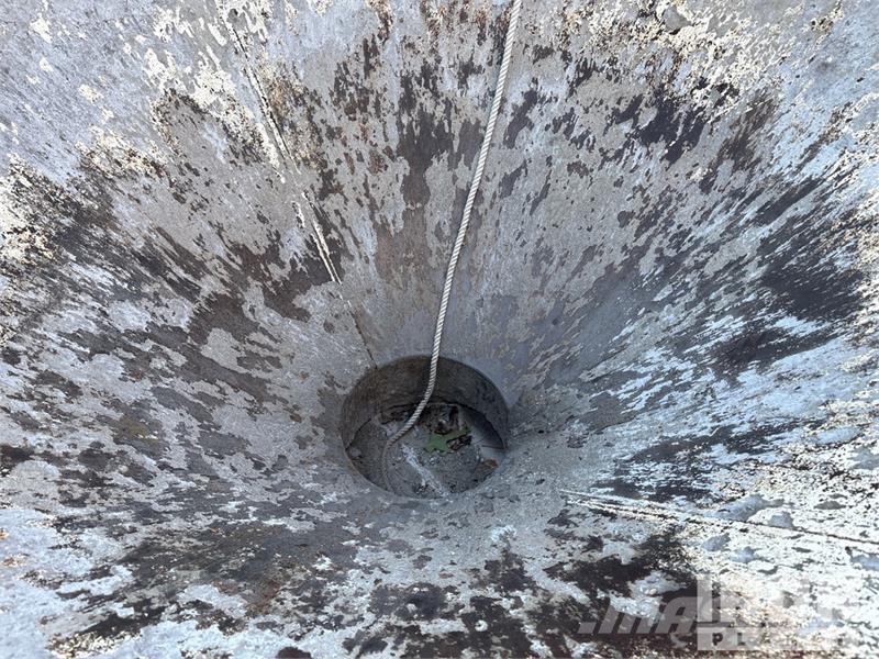 Quantity of (3) 1 cyd Concrete Bucket Attachment 其他