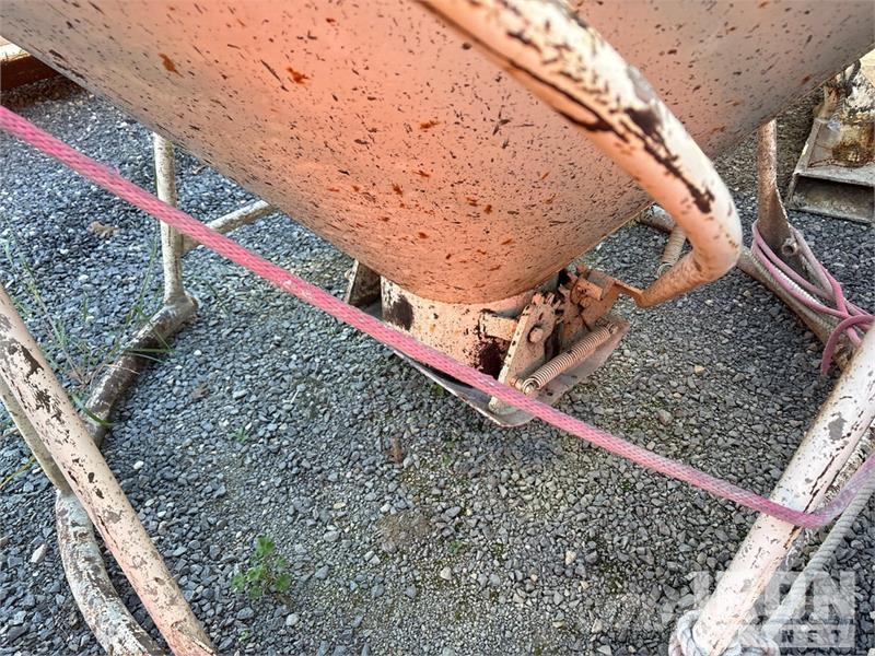 Quantity of (3) 1 cyd Concrete Bucket Attachment 其他