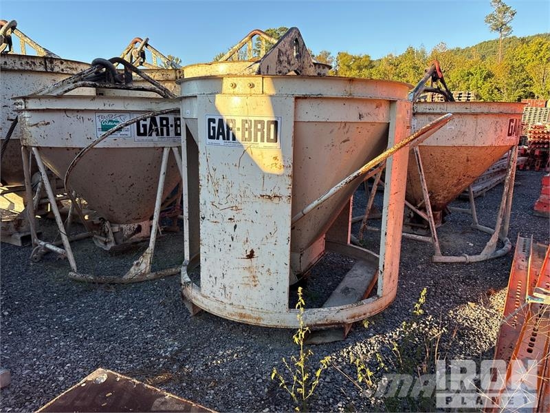 Quantity of (3) 1 cyd Concrete Bucket Attachment 其他