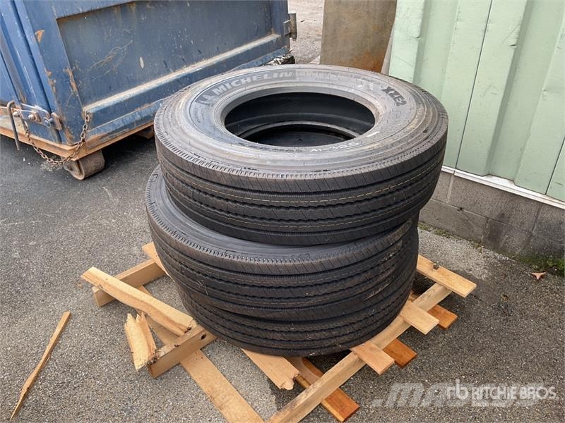  Quantity of (3) 11R22.5 Tires Transport - Inne