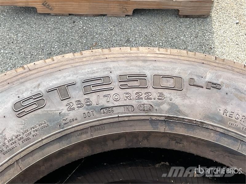  Quantity of (3) 11R22.5 Tires Transport - Inne