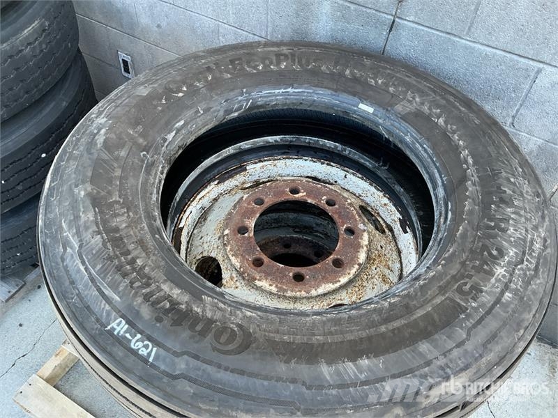 Quantity of (3) 11R24.5 Tires w/(2) Wheels 타이어, 휠 및 림