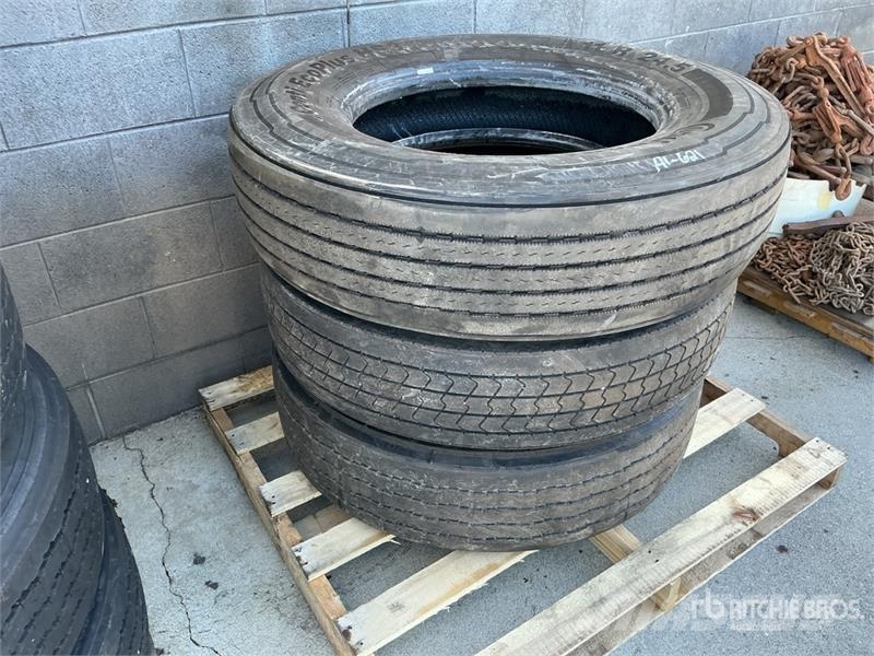 Quantity of (3) 11R24.5 Tires w/(2) Wheels 타이어, 휠 및 림