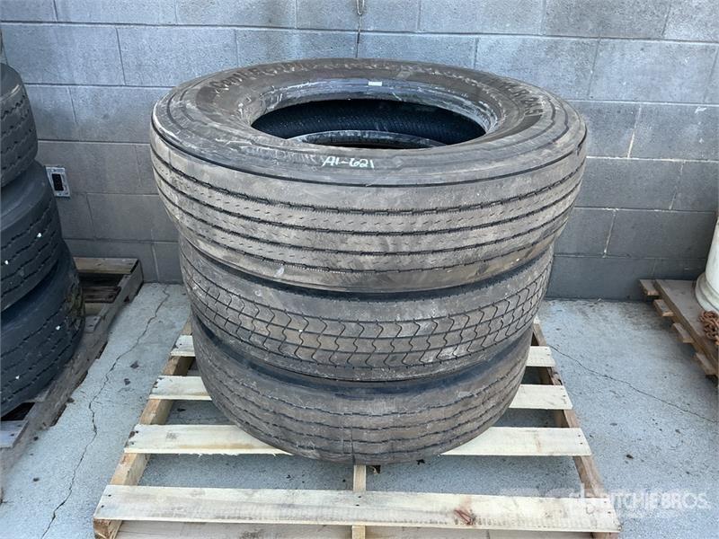 Quantity of (3) 11R24.5 Tires w/(2) Wheels 타이어, 휠 및 림