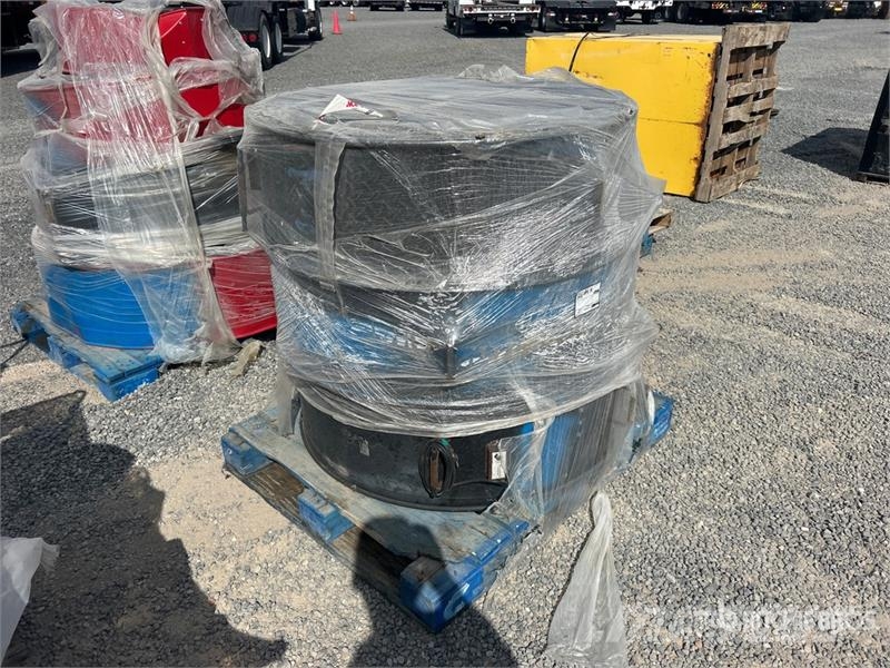 Quantity of (3) 42 in Barrel Fan Autres accessoires