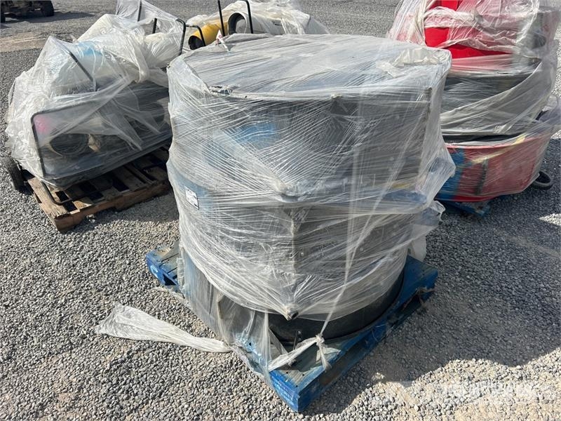 Quantity of (3) 42 in Barrel Fan Autres accessoires