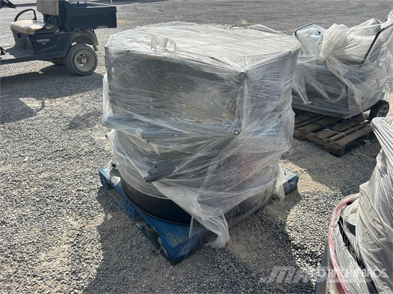 Quantity of (3) 42 in Barrel Fan Autres accessoires