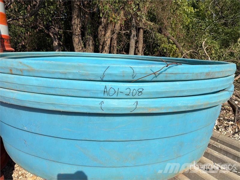 Quantity of (3) 9' x 28" poly stock tanks Entreprenør - Andet