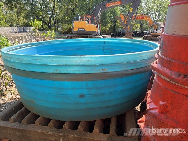 Quantity of (3) 9' x 28" poly stock tanks Entreprenør - Andet