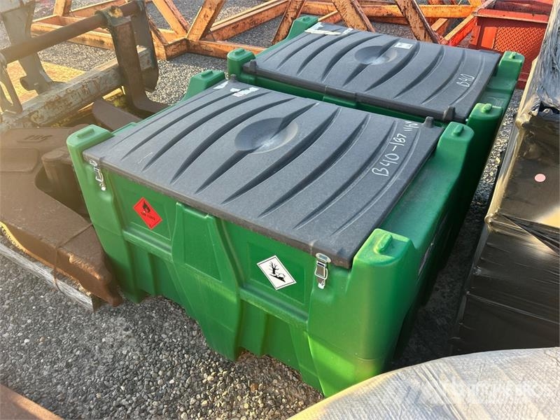  Quantity of (3) AM-Tank Portable Poly Diesel Fuel  Üzemanyag- és adaléktartályok