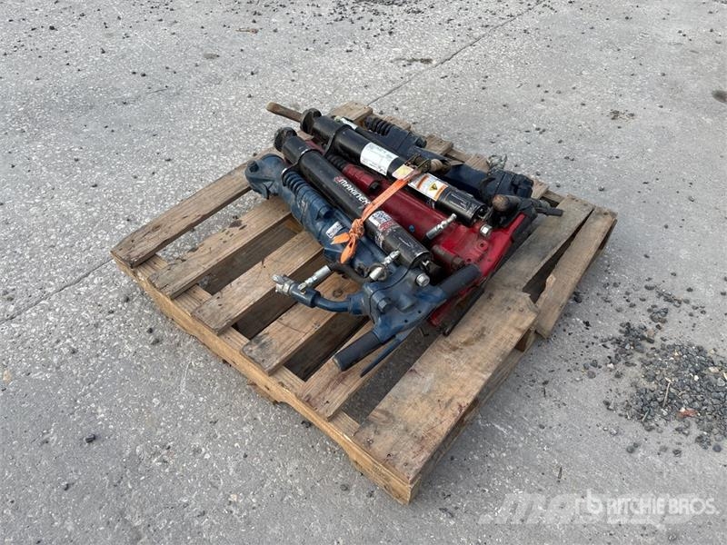Quantity of (3) APT 190 Demolition Breaker Podrivači