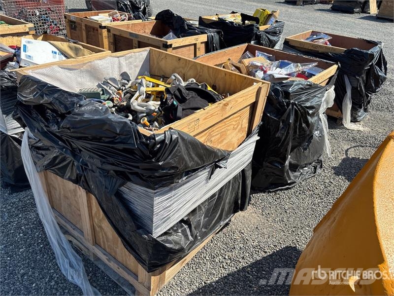 Quantity of (3) Crates of Contractor Supplies Outros componentes