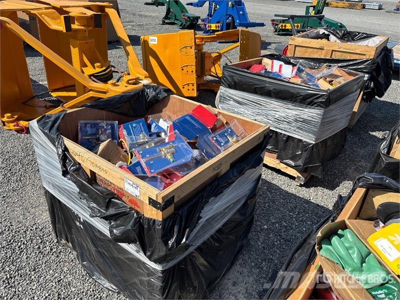 Quantity of (3) Crates of Contractor Supplies Outros componentes