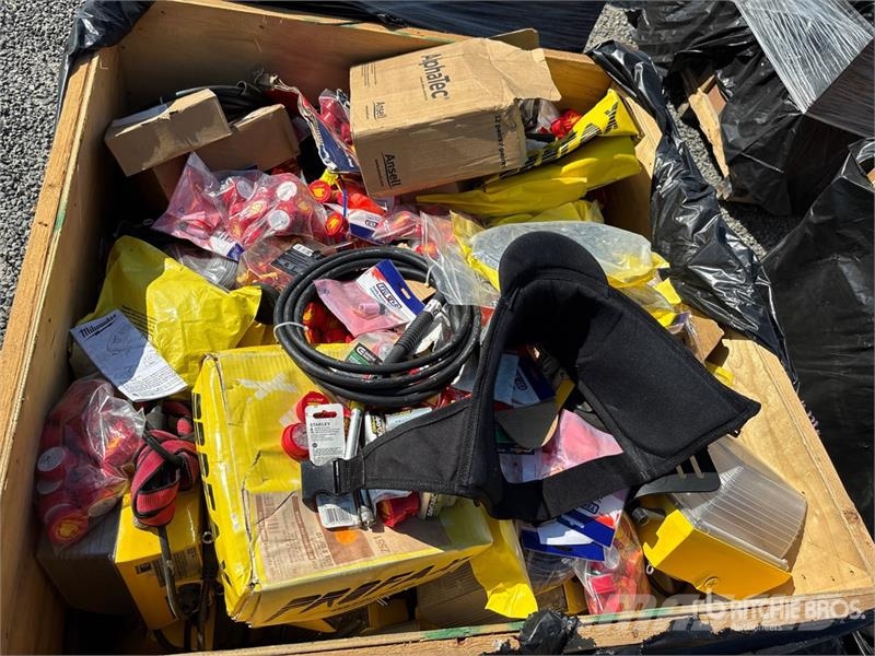 Quantity of (3) Crates of Contractor Supplies Outros componentes