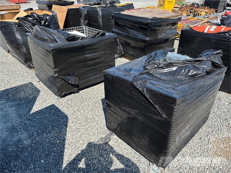 Quantity of (3) Crates of Contractor supplies Outros componentes