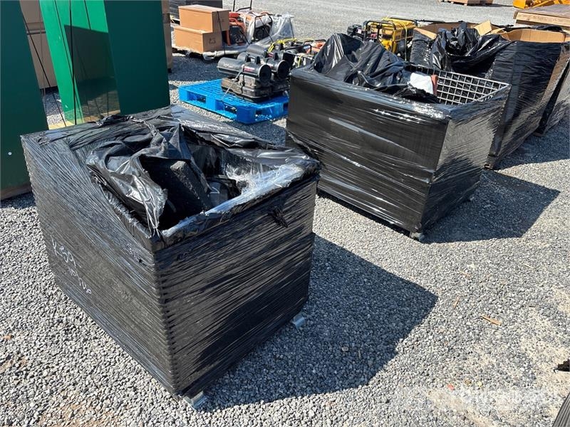 Quantity of (3) Crates of Contractor supplies Outros componentes