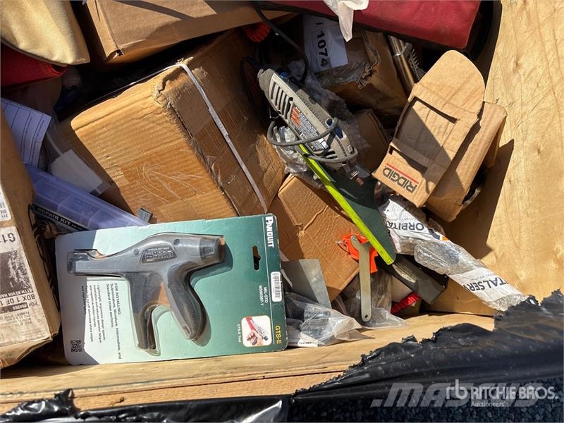 Quantity of (3) Crates of Contractor Supplies Outros componentes