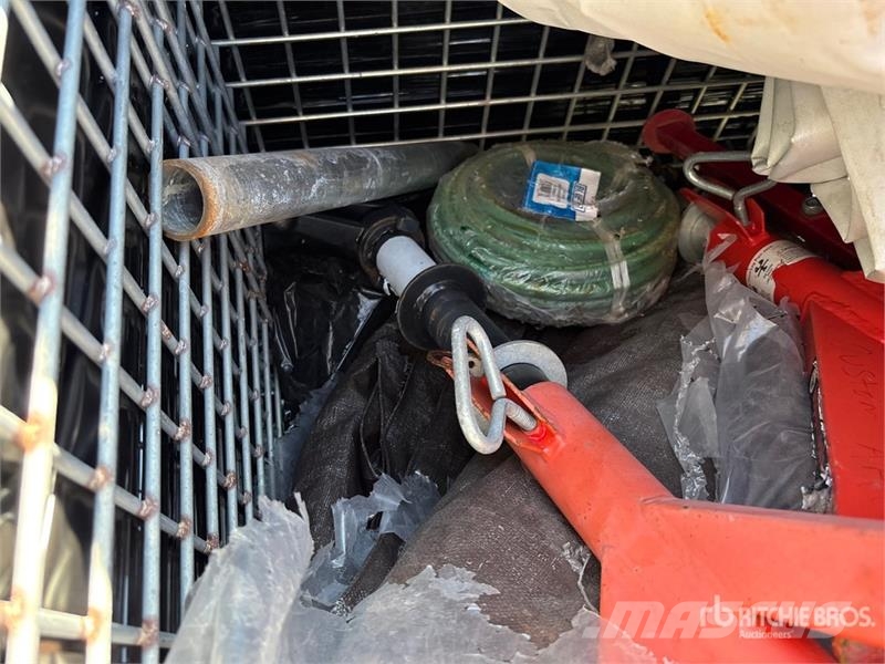 Quantity of (3) Crates of Contractor supplies Outros componentes