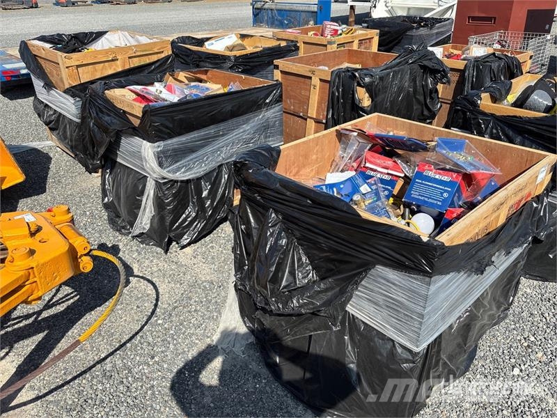Quantity of (3) Crates of Contractor Supplies Outros componentes