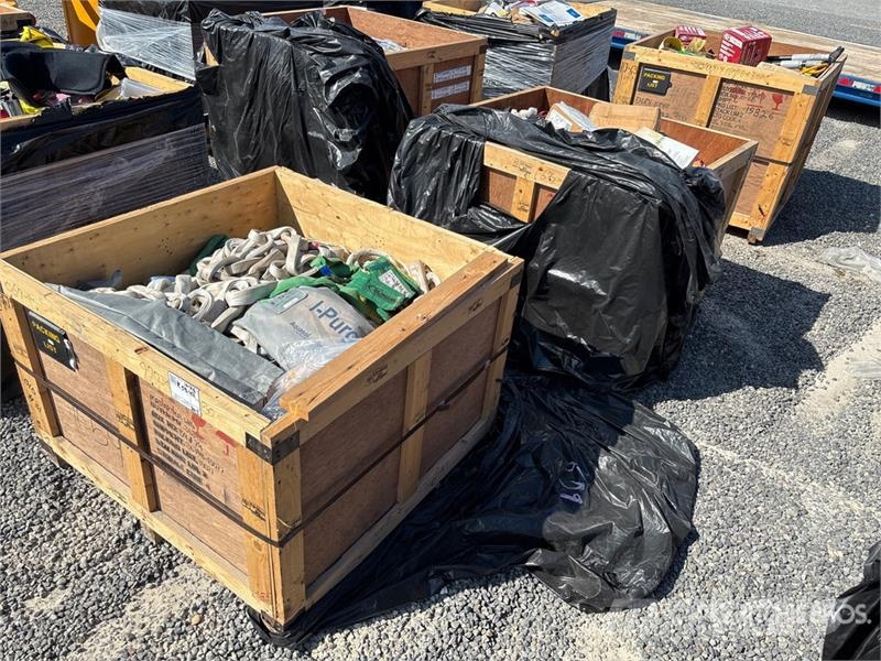 Quantity of (3) Crates of Contractor supplies Outros componentes