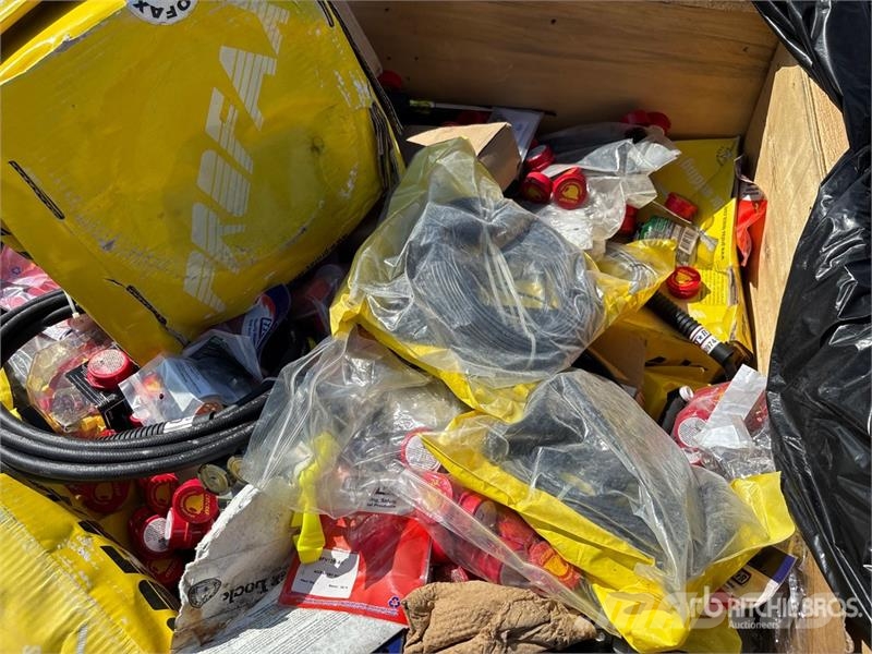 Quantity of (3) Crates of Contractor Supplies Outros componentes